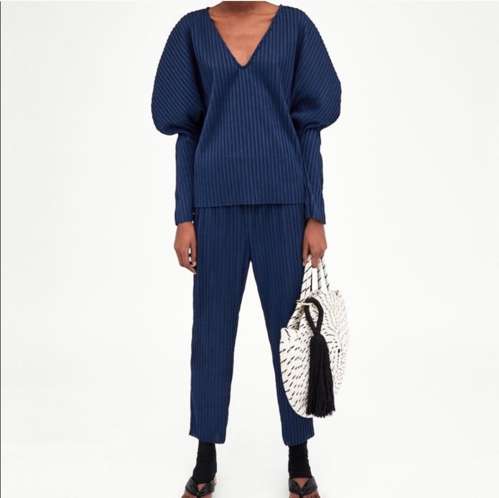 Nwot Blue puff sleeve top.